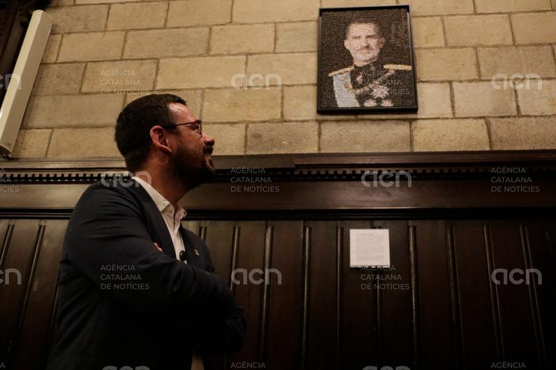 Girona defensa al jutjat que el retrat de Felip VI amb fotos de l'1-O no contravé la llei i que es penja al lloc adequat