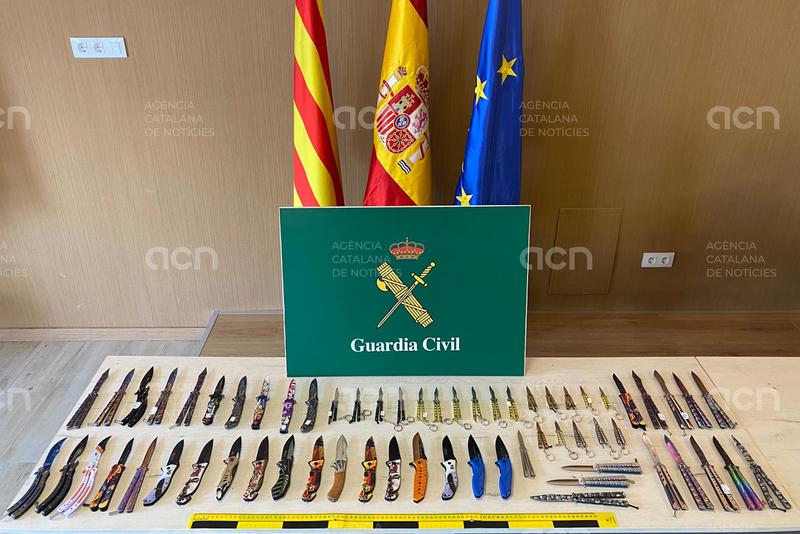 Intervenen 59 armes blanques prohibides de quinze comerços turístics de la Costa Brava que les venien il·legalment