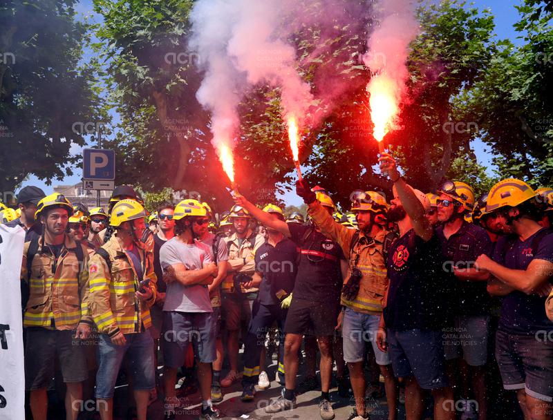 Uns 200 Bombers de la Generalitat es manifesten a Barcelona per exigir més inversió, millores laborals i un "pla de xoc"