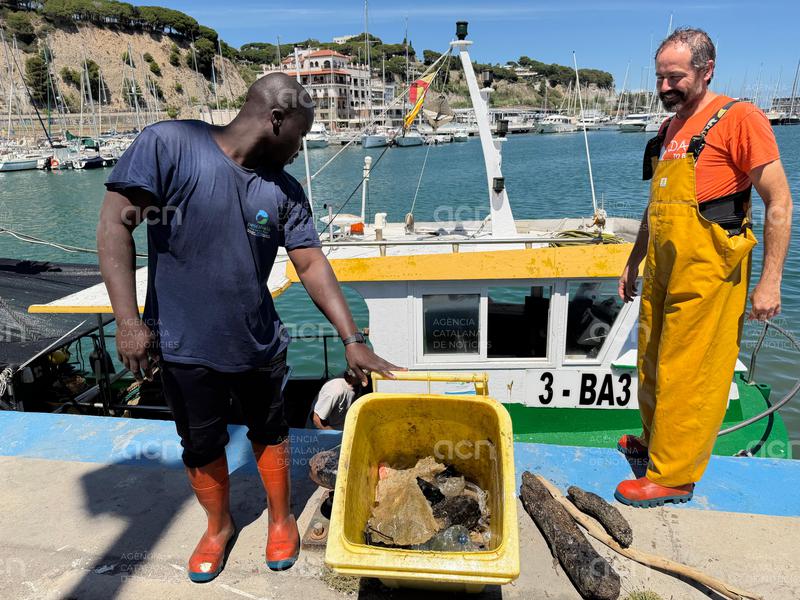Els pescadors catalans van retirar l’any passat 122.000 litres de brossa marina, nou rècord del projecte Pesca Neta