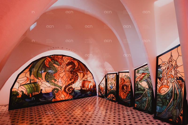 La Casa Batlló i l'univers de 'La casa del dragón' dialoguen a través de tres vitralls monumentals
