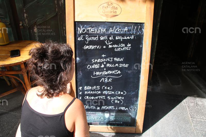 Plats i gots de cartó i garrafes per rentar caps: els comerços de la Bisbal s'adapten a la manca d'aigua al municipi