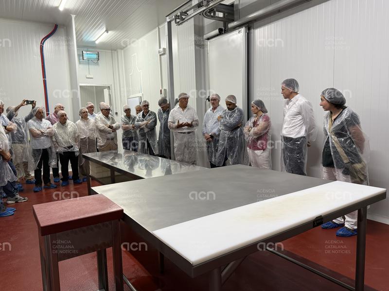La sala de desfer de Sort permetrà als ramaders de la comarca comercialitzar la carn que produeixen