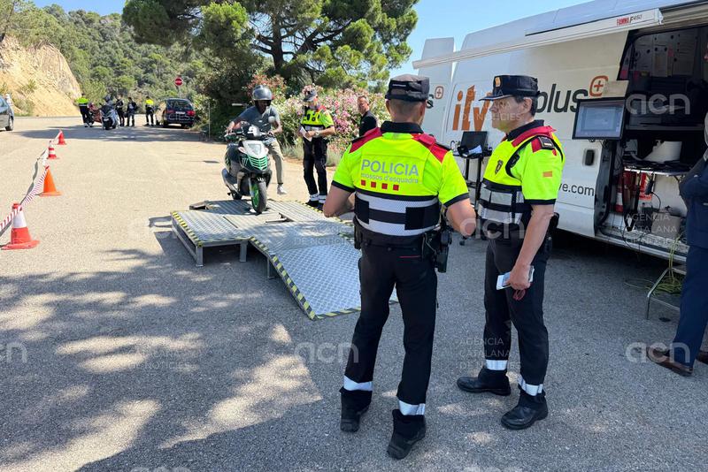 Els Mossos comencen a fer servir una ITV mòbil per detectar motos manipulades als controls en carreteres gironines