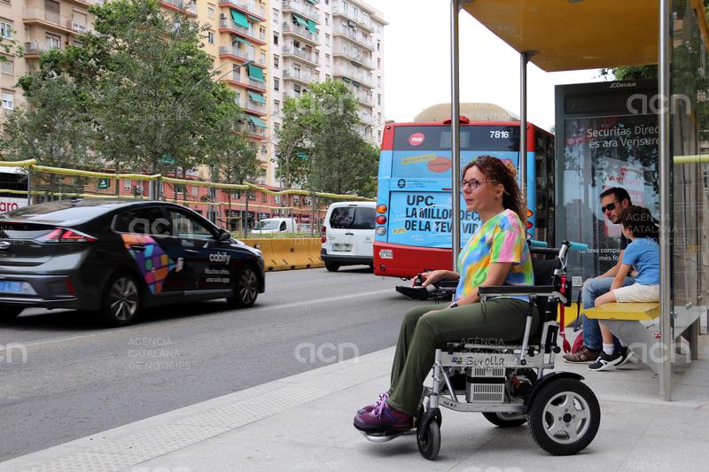 Montse Font, la creadora de contingut viral que mostra el seu dia a dia en cadira de rodes per millorar l’accessibilitat