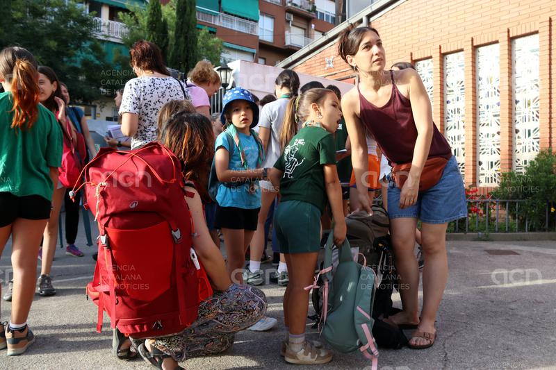 Abraçades, nervis i emoció en l'arrencada de les colònies d'estiu de la Fundació Pere Tarrés