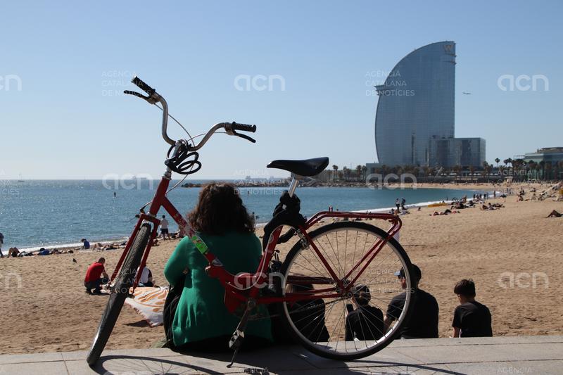 Mor ofegat un home a la platja de Sant Miquel de Barcelona