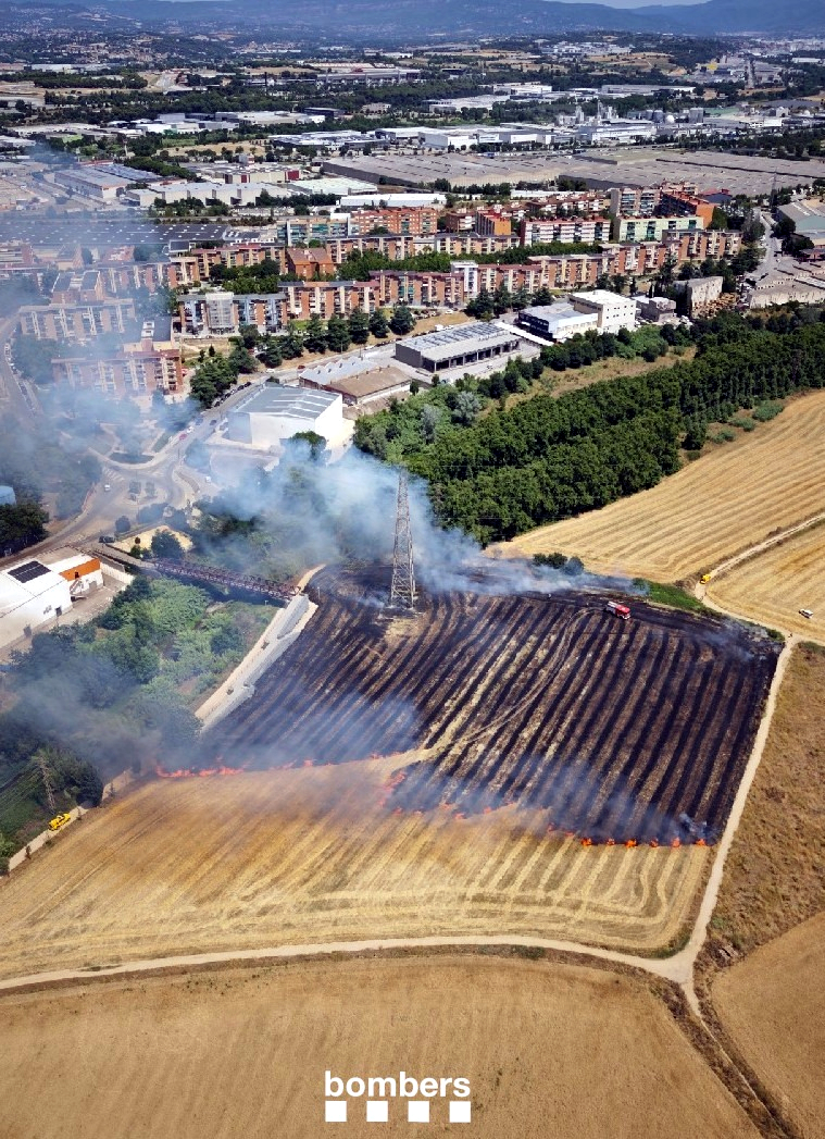 Els Bombers estabilitzen tres incendis de vegetació a Flix, Montornès del Vallès i Torrefeta i Florejacs