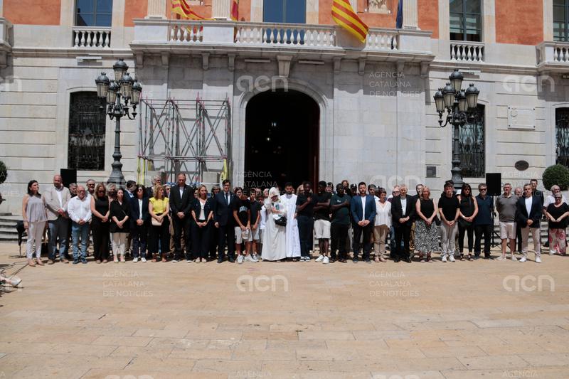 Un multitudinari minut de silenci recorda els tres menors d'edat morts a la platja de l'Arrabassada de Tarragona