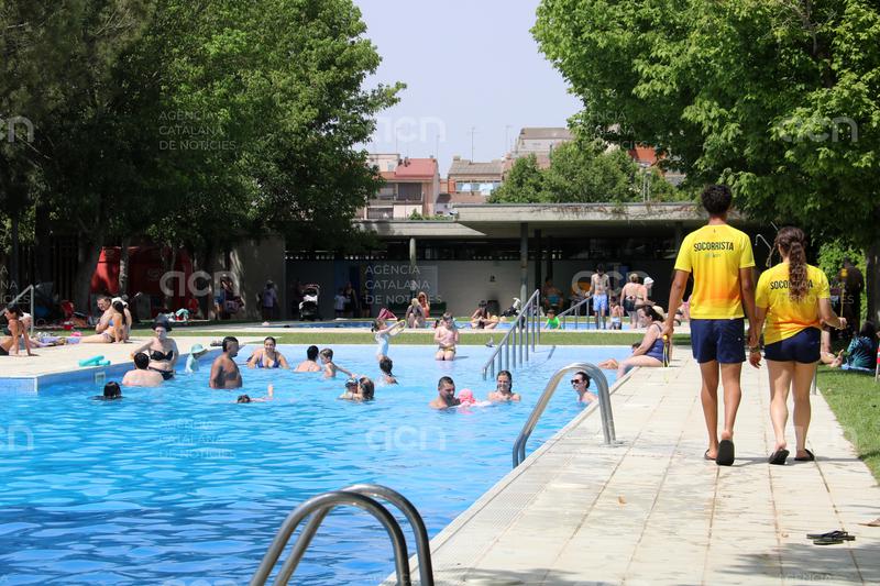 Piscines plenes de banyistes contrasten amb places i carrers menys concorreguts a Lleida en l'inici de l'onada de calor