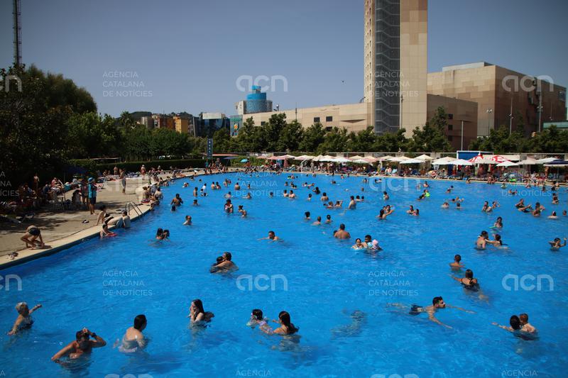 La calor empeny veïns de Barcelona a buscar refugi en piscines: "És extraordinari venir a refrescar-se"