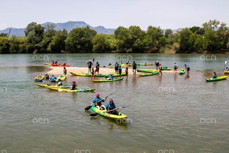 La Piraguada de la Plataforma en Defensa de l'Ebre aplega uns 250 participants en el 25è aniversari de l'entitat