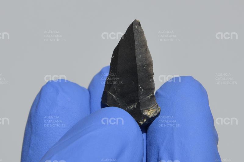La troballa d'una punta de sílex i un fogar confirma l'ocupació humana a una de les coves més antigues de Queralbs