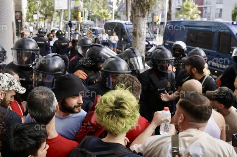 Desallotgen quatre pisos més a la Rambla de la Mina però els veïns tornen a ocupar dos dels que es van buidar dijous