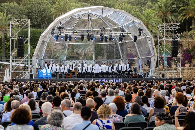 Més de 1.500 persones assisteixen al concert de l'Escolania de Montserrat al Park Güell de Barcelona