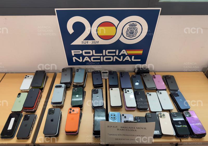 Detenen a Barcelona un home que portava 139 mòbils robats, la majoria al Primavera Sound