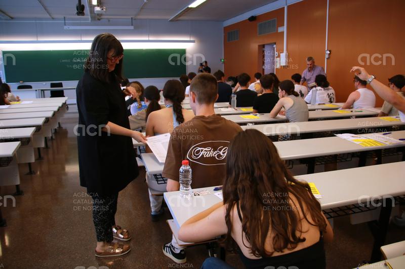 Un centenar d’instituts demanen eliminar l’obligatorietat del treball de recerca a batxillerat 
