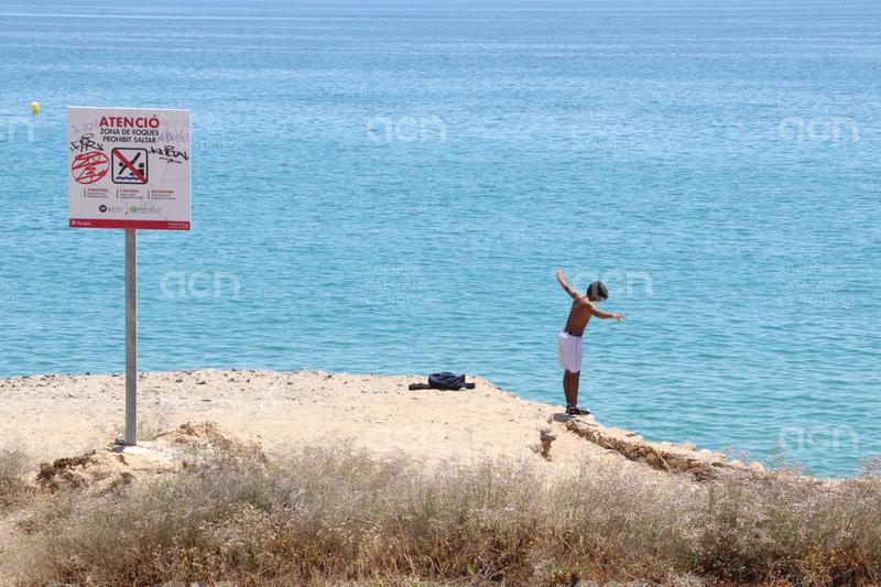 Joves menors d'edat fan salts des de roques en zones prohibides a Tarragona