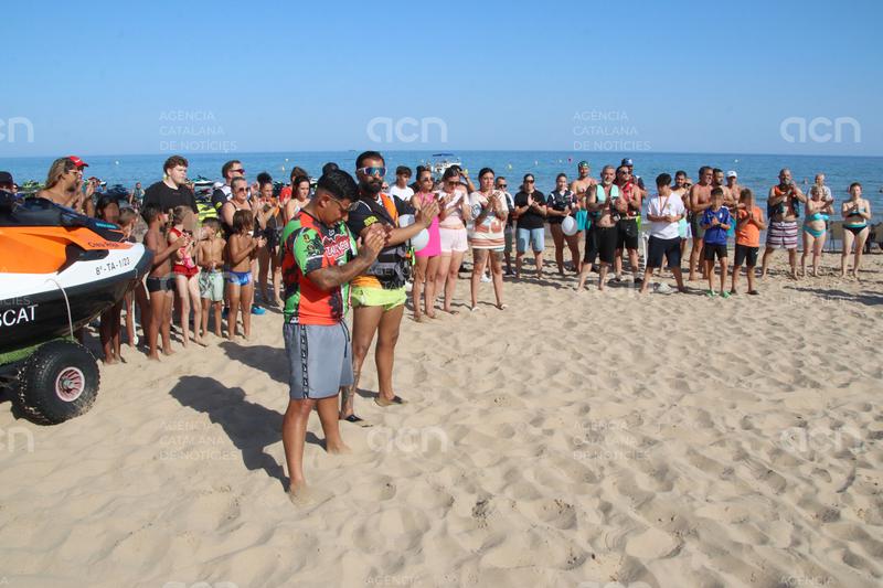 Homenatgen els tres menors ofegats amb una ofrena floral a la platja de l'Arrabassada