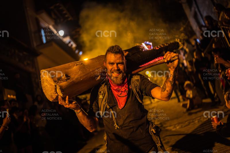 Uns seixanta de fallaires mantenen la tradició de la festa del foc a Isil, al Pallars Sobirà