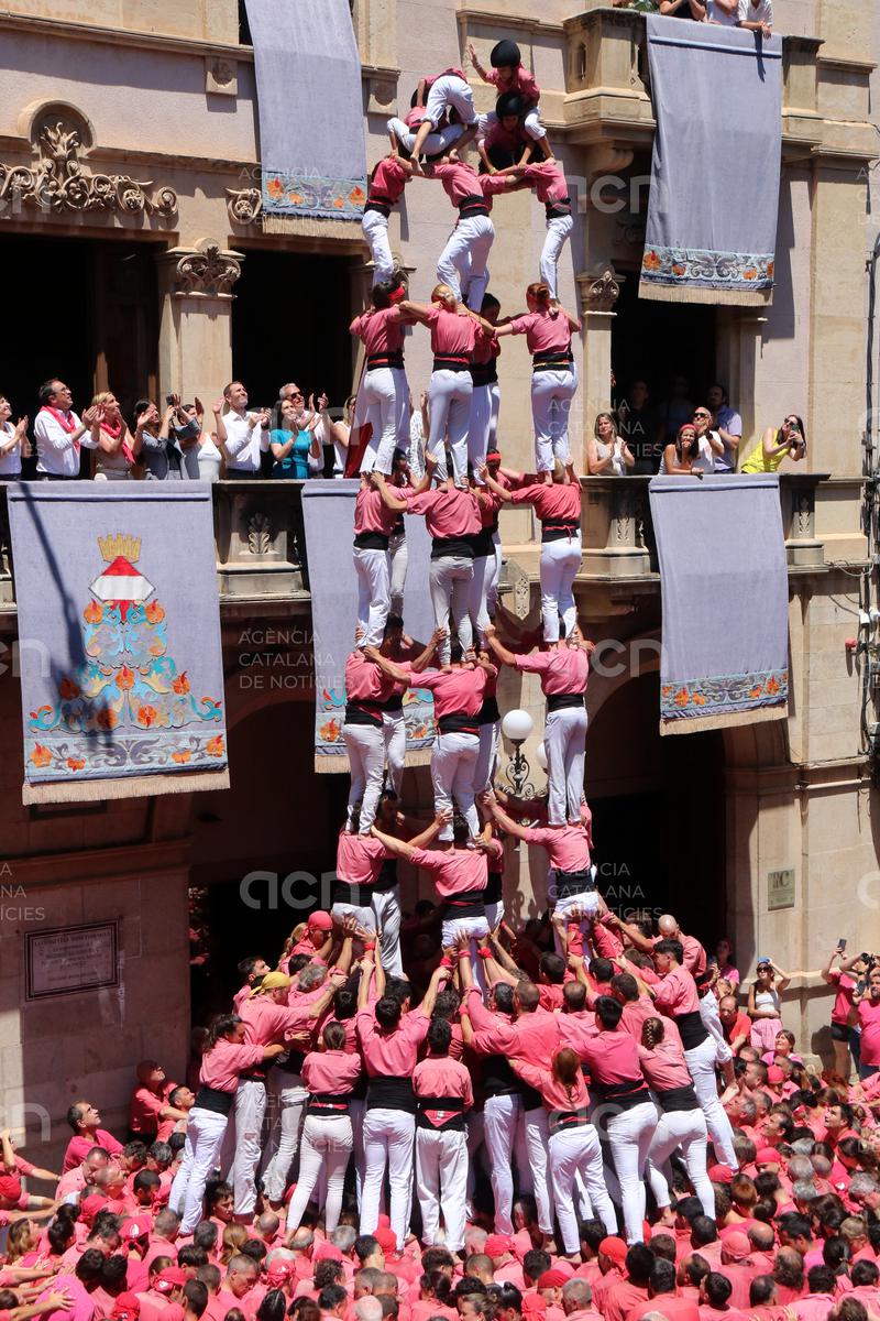 Les colles vallenques se sobreposen a la calorada amb cinc castells de gamma extra per Sant Joan