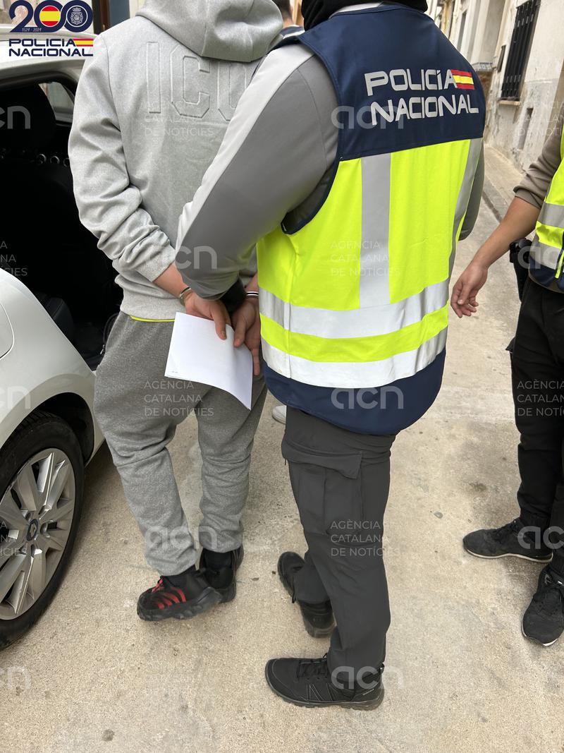 Detingut un home a Alcanar per assetjament sexual a menors a través de les xarxes socials i per pornografia infantil