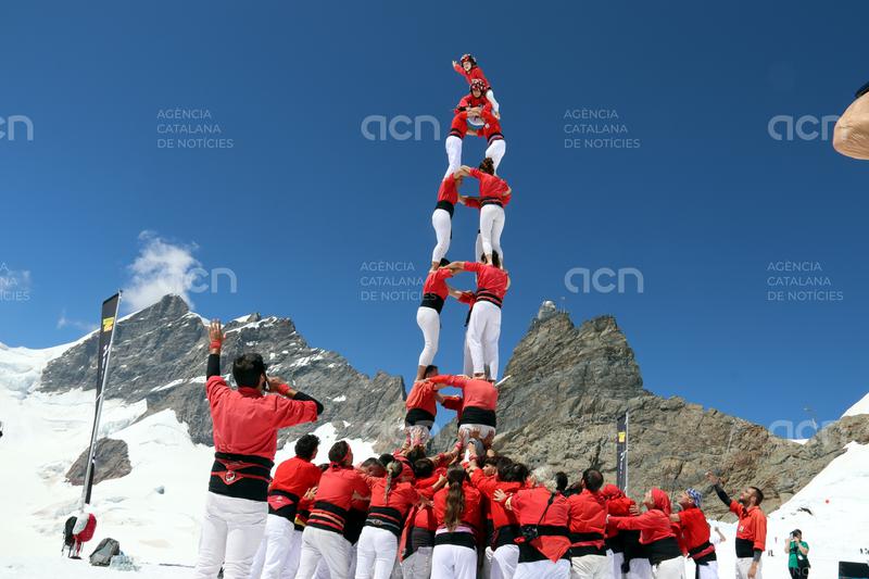 Els Castellers de Barcelona i els de Lausana aixequen els castells a més alçada de la història a la Jungfraujoch