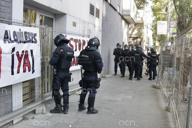 Una jutgessa dona la raó als veïns de la Mina que han tornat a ocupar un dels pisos desallotjats