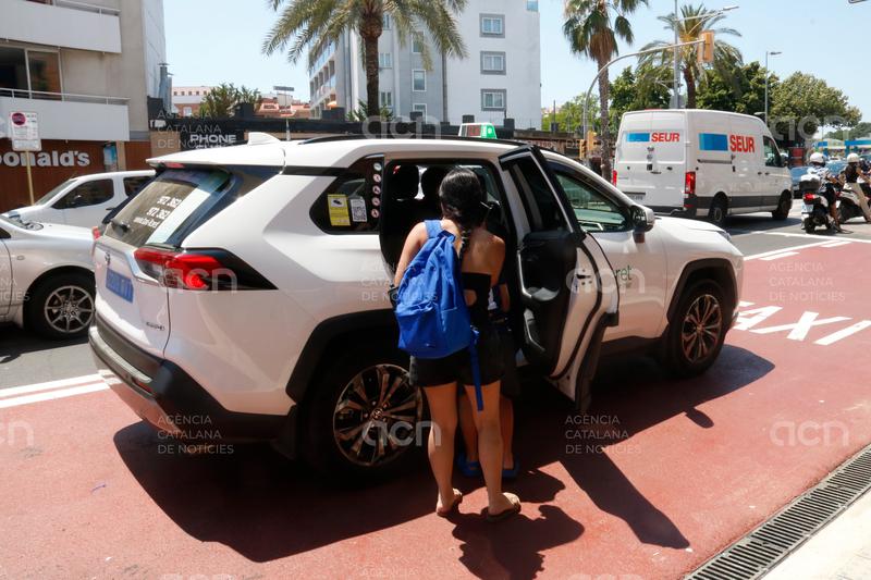 Els taxistes de Lloret de Mar s'esperaran fins que les dones arribin "segures" a casa al final dels trajectes