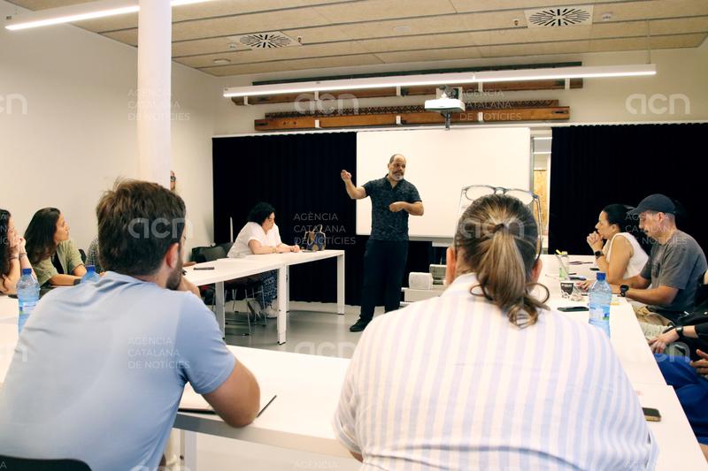Una quinzena d'entitats veneçolanes "uneixen esforços" a Barcelona per recollir material humanitari