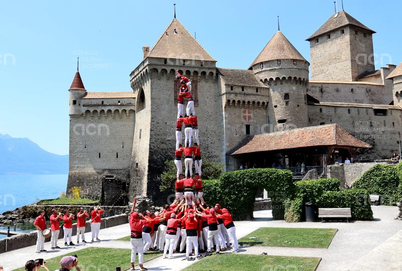Els Castellers de Barcelona segueixen la gira per Suïssa i aixequen castells a Chillon i Lausana
