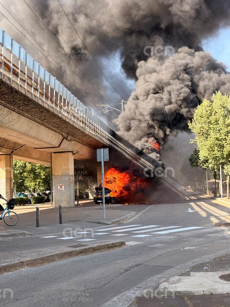 L'incendi d'un autobús de línia en un carrer de sota les vies de tren a Girona obliga a tallar la circulació de combois