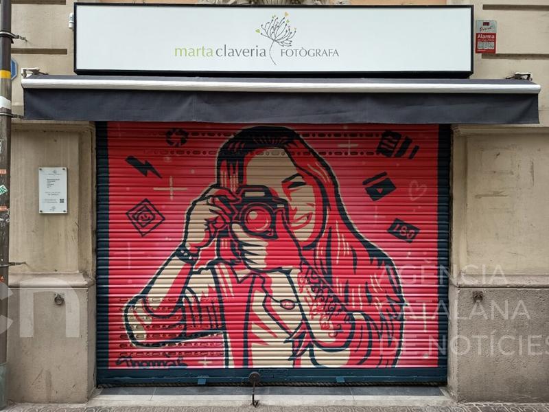 Barcelona proposa intervencions artístiques en 185 comerços de la ciutat per connectar creativitat i proximitat