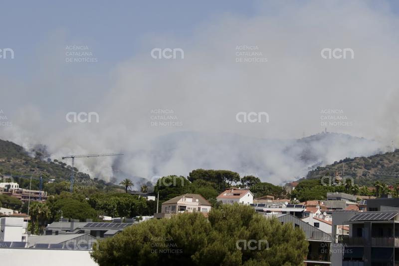 Els Bombers continuen treballant en l'incendi controlat de Tiana, amb 48 hectàrees afectades