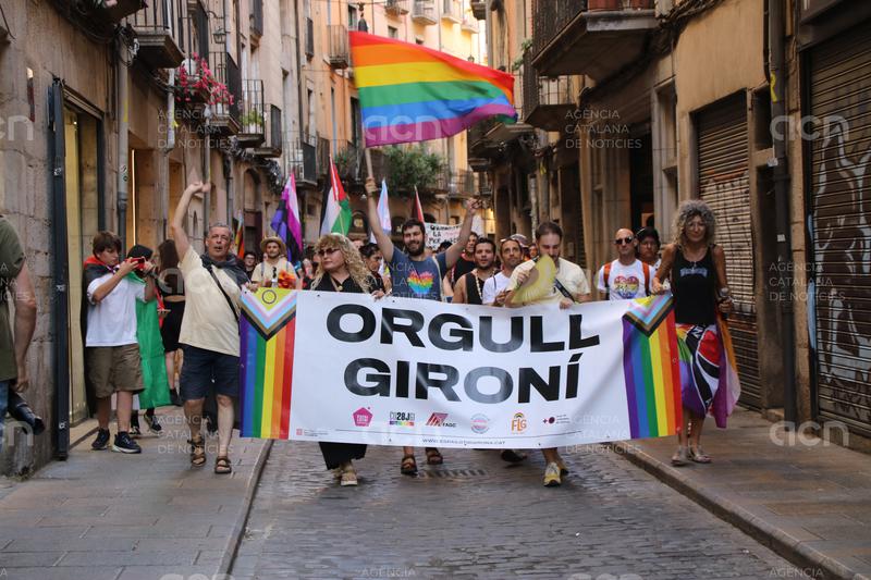 Unes 200 persones del col·lectiu LGTBI es manifesten a Girona sota el lema "Desplega l'orgull, crema la por"