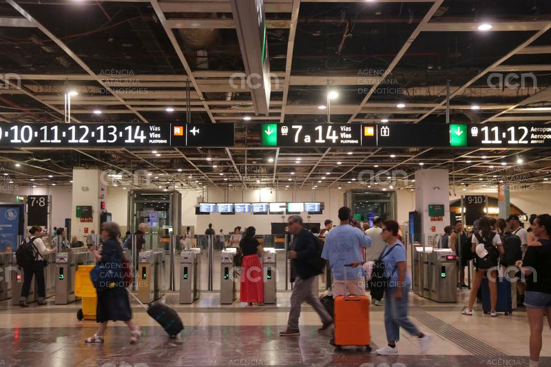 Resignació i desconeixement de la vaga a Rodalies entre els usuaris de Sants: "Ja ni miro els horaris"