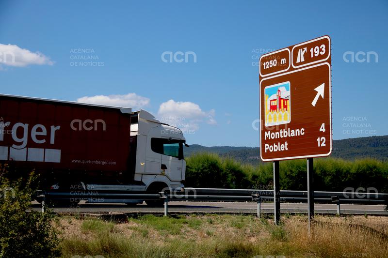 Un accident entre una furgoneta i un camió a l’AP-2 a Montblanc acaba amb set ferits i un mort