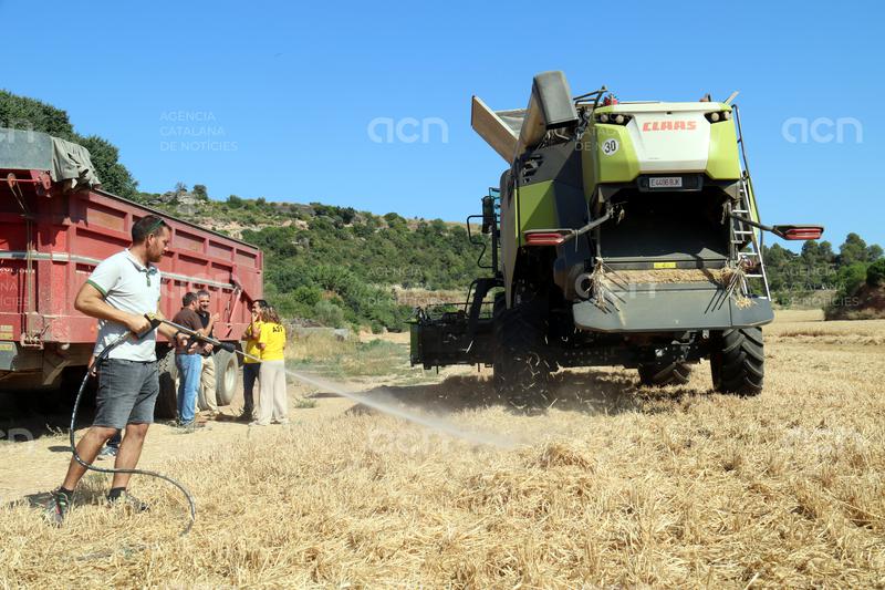 Una prova pilot incorpora dipòsits d'aigua als tractors i botons d'avís per reduir els incendis durant la sega