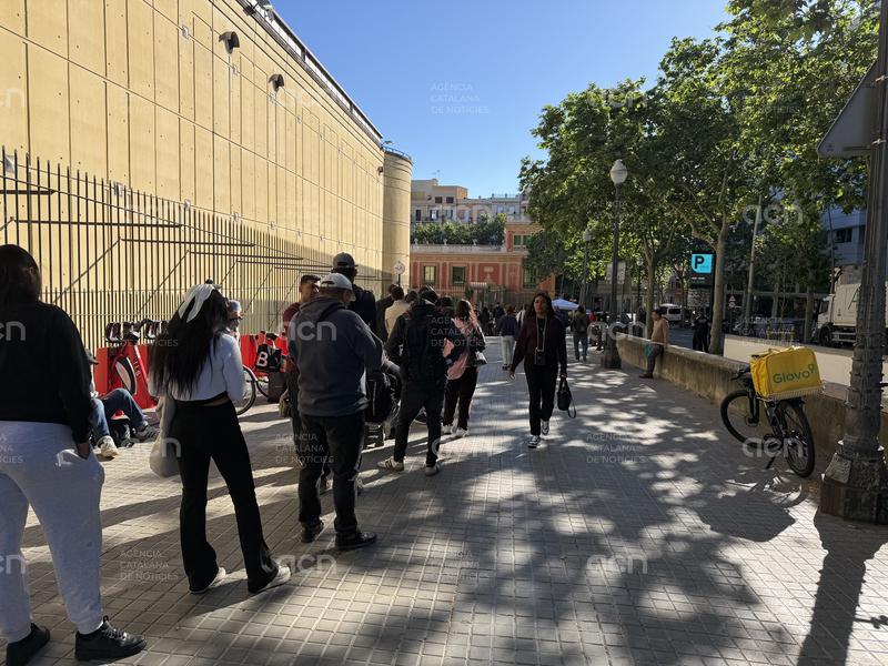 Barcelona ha atès prop de 87.000 persones pel procés de regularització de migrants als diferents equipaments municipals