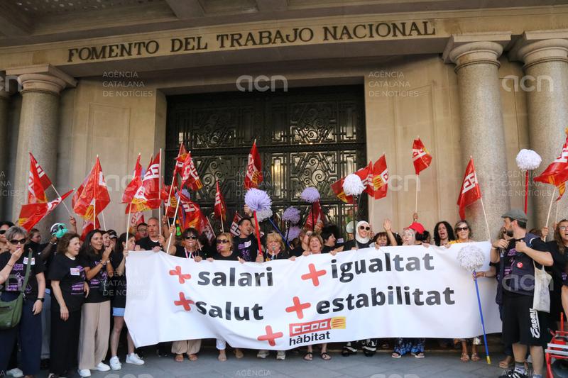 Unes 200 treballadores de la neteja es concentren davant de Foment del Treball per reclamar millors condicions i salaris