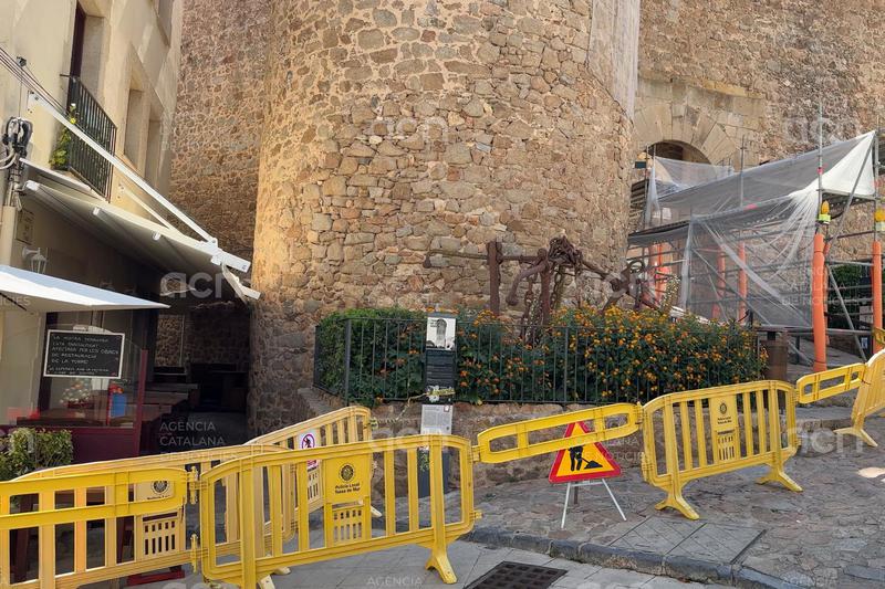 Tossa de Mar tanca les terrasses de dos restaurants pel risc de "col·lapse" d'una de les torres de la muralla
