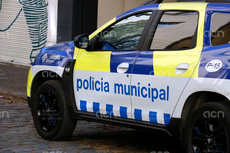 Tres encaputxats entren a robar de nit a una casa de Girona per una claraboia i un d'ells acaba detingut quan fugia