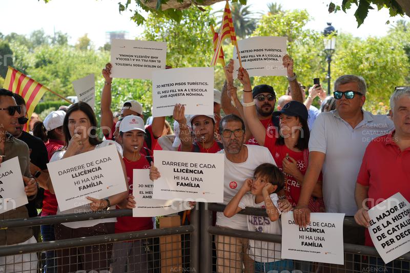 El Parlament tomba una proposició de Junts per donar més eines als municipis per regular els habitatges d’ús turístic