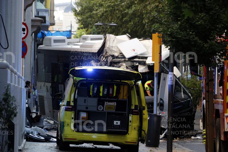44 ferits, entre ells cinc ingressats a l’UCI, en el xoc d'un autobús contra la façana d'un edifici a Lleida