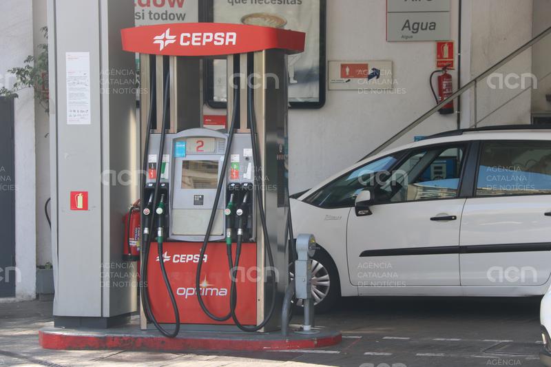 Els conductors confirmen l'encariment dels carburants per la fi de les ajudes: "Treballo per pagar la gasolina"
