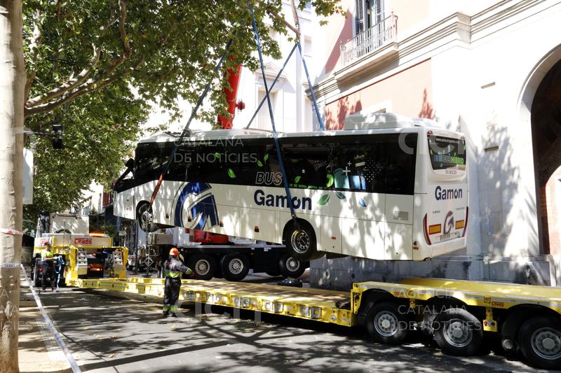 Reobert el trànsit a la rambla de Ferran de Lleida després de l'accident d'autobús que ha fet 44 ferits