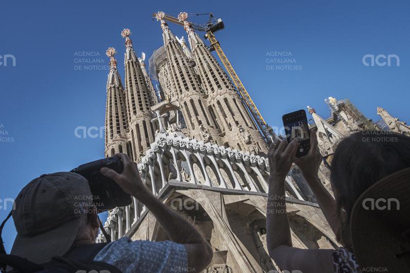 Junts reclama tractar els veïns de la Sagrada Família "com si fossin el Papa" i posar fre a la massificació turística