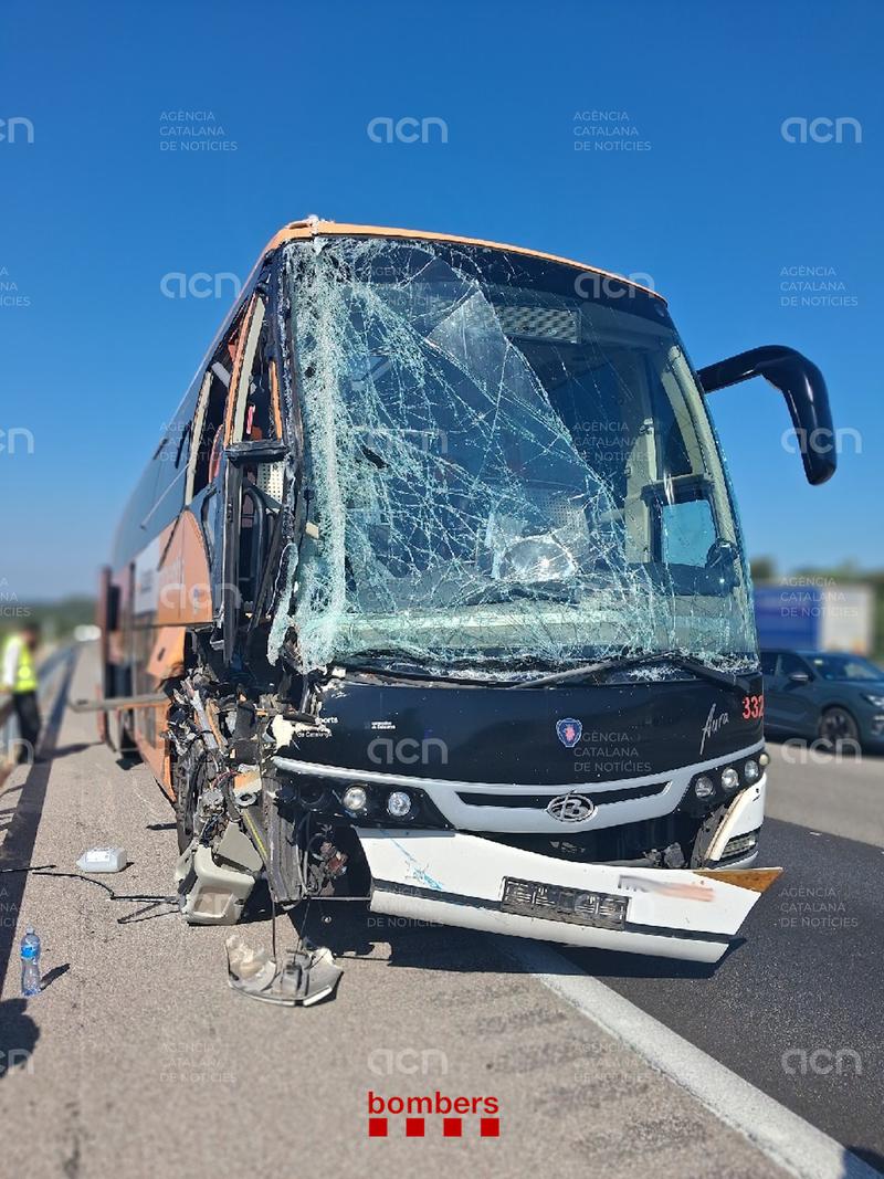 Un ferit lleu en el xoc d'un autobús amb un camió a l'AP-7 a Maçanet de la Selva