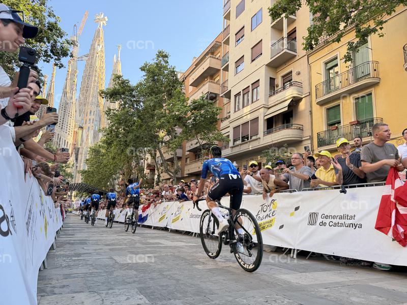 Barcelona es tenyeix de groc per rebre el Tour en una presentació d'equips monumental davant la Sagrada Família