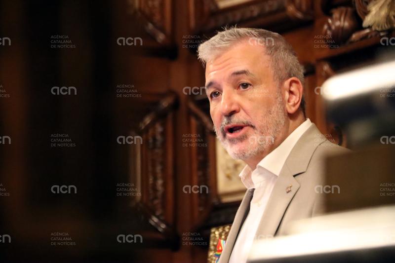 Collboni demana “absoluta contundència” i “més policies i més penes” davant la tinença d’armes i el tràfic de drogues

